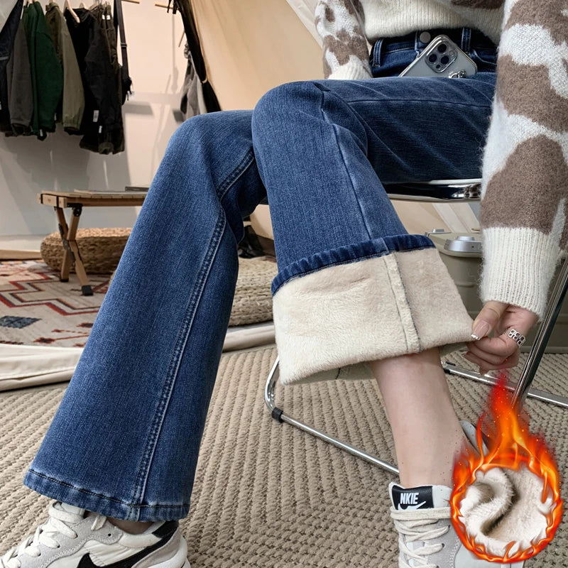 Cozy Chic: Fleece-Lined Flared Jeans for Stylish Winter Warmth